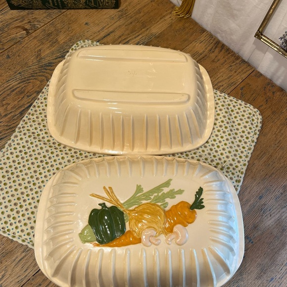 🥕 Vintage Handmade Ceramic Roaster with Vegetable Motif - Picture 11 of 15